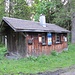 ..... ist diese alte Bruchbude am Straßenrand. Alkoholisches gibts hier jedenfalls nicht, und besonders "Hübsch" ist der gleichnamige "Waldboden" auch nicht grad.