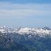 Die Nordflanken des Flumser Gebietes sind noch schneebedeckt - nur der kecke Spitzmeilen ragt aus der weißen Fläche heraus. Ach ja ....