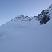 Einblick zum steilen Hang (45 bis 50 Grad) mit Bergschrund hinauf zum Fieschersattel