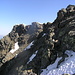 Am oberen Grat des Lochkogels sieht man das etwas vom höchsten Punkt abseits gelegene Gipfelkreuz, das etwas ausgesetzt zu erreichen ist.