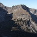 Die Gipfelflanke des Kleinen Roßzahn gesehen von [u ADI] im November 2011 von der Stallkarspitze. Links der Große Roßzahn.<br /><br />Es ist gut die Schwachstelle in der Südflanke und die sich daraus ergebende Zick-Zack-Route über den Ostgrat sowie die Schrofenzone am Gipfelkörper zu erkennen.