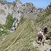 Abstieg auf der Nordseite, noch oberhalb der Seilstelle. In der oberen Bildmitte der "falsche" Gipfel des Matthorn.