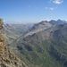 Während des Abstiegs: Blick über die Val Suvretta mit dem Lej Suvretta. Ganz rechts die Bergstation der Piz Nair-Bahn.