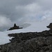 Der Gipfelsteinmann am Piz Ivraina ist von einer dicken "Schneedüne" bewacht