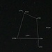 Sterne vom Raben (Corvus):<br /><br />α Crv (Name: Al Chiba):<br />Helligkeit 4,02mag; Entfernung: 48 Lichtjahre; Spektrum F1IV-V; 1,2-fache Sonnenmasse; 1,67-facher Sonnendurchmesser; 4-fache Sonnenleuchtkraft<br /><br />β Crv (Name: Kraz):<br />Helligkeit 2,65mag; Entfernung: 140 Lichtjahre; Spektrum G5II-III;  3,7-fache Sonnenmasse; 16-facher Sonnendurchmesser; 164-fache Sonnenleuchtkraft<br /><br />γ Crv (Name: Gienah):<br />Helligkeit 2,58mag; Entfernung: 165 Lichtjahre; Spektrum B8IV;  4,2-fache Sonnenmasse; 4,8-facher Sonnendurchmesser; 1260-fache Sonnenleuchtkraft. Der Stern γ Crv A wird von einem roten Zwergen (γ Crv B) in 158 Jahren umkreist. Eigenschaften von γ Crv B: Spektrum M0V; 0,8-fache Sonnenmasse<br /><br />δ Crv (Name: Algorab):<br />Helligkeit 2,94mag; Entfernung: 88 Lichtjahre; Spektrum kB9,5Vn;  2,5-fache Sonnenmasse; 2-facher Sonnendurchmesser; 48-fache Sonnenleuchtkraft. Der Stern δ Crv A wird von weit entfernten, leuchtschwachen Begleiter (δ Crv B) in etwa 9400 Jahren umkreist. Eigenschaften von δ Crv B: Helligkeit 8,51mag; Spektrum K2V; 0,75-fache Sonnenmasse; 0,3-fache Sonnenleuchtkraft<br /><br />ε Crv (Name: Minkar):<br />Helligkeit 3,02mag; Entfernung: 303 Lichtjahre; Spektrum K2II-III;  3,2-fache Sonnenmasse; 52-facher Sonnendurchmesser; 930-fache Sonnenleuchtkraft<br /><br />ζ Crv (Name: Chang Sha):<br />Helligkeit 5,20mag; Entfernung: 385 Lichtjahre; Spektrum B8V;  3,6-facher Sonnendurchmesser; 162-fache Sonnenleuchtkraft<br /><br />η Crv (Name: Avis Satyra):<br />Helligkeit 4,30mag; Entfernung: 59 Lichtjahre; Spektrum F2IV-V;  1,43-fache Sonnenmasse; 1,2-facher Sonnendurchmesser; 4,9-fache Sonnenleuchtkraft; der Stern besitzt zwei Stauscheiben, eine Innere in &lt;3.5AE Abstand und die Äussere in 100-150AE<br /><br />VV Crv:<br />Fünffachstern in 279 Lichtjahre Entfernung;  gemeinsame Helligkeit 5,19-5,34mag (Bedeckungsveränderlicher Typ EA); gemeinsam 55-fache Sonnenleuchtkraft. Sternenpaar VV Crv A: Helligkeit 6,08v mag; Spektrum F3IV;  1,46+1,29-fache Sonnenmassen; Umlaufzeit 1,460 Tage. Sternenpaar VV Crv B: Helligkeit 5,98mag; Spektrum F3IV;  1,29+0,64-fache Sonnenmassen; Umlaufzeit 44,414 Tage.  Die Sternpaare A und B umkreisen sich in 4518,6 Jahren. Stern VV Crv C ist weit von den beiden Sternpaaren enrfernt, er braucht für einen Orbit 155000 Jahre. Eigenschaften von VV Crv C: Helligkeit 10,28mag; 0,48-fache Sonnenmasse<br /><br />TY Crv:<br />Helligkeit 5,28-5.32mag (Ellipisch Veränderlicher); Entfernung: 1750 Lichtjahre; Spektrum B2IV+B1,5V; 7690-fache Sonnenleuchtkraft; Doppelstern mit Umlaufzeit 2,9631 Tage