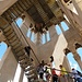 die luftige Treppe, die hinaufführt - einige Touristen kehren vorzeitig um ...