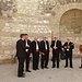 an einigen Orten formieren sich plötzlich Gruppen und singen bzw. spielen kroatische Volkslieder