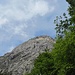 Die mächtige, gut 700 m hohe Ostwand der Cima Capi. Den Gipfel haben wir später noch über den Klettersteig Susatti bestiegen, der von Süden mal über und neben dem Grat nach oben führt