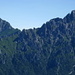 Grigna settentrionale a sinistra e Grigna meridionale (Grignone e Grignetta): si nota il rifugio Rosalba,situato sulla dorsale di cresta per la Grignetta