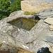 Der genial in bestehenden Felsbrocken eingemeisselte Brunnen von Cogliata