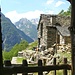 Cogliata (1051 M) - Die Kleinstalp hat nur dieses eine Gebäude und ein kleines Nebengebäude. 