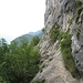 Der KS Folatti führt erst mal über eine plattige Felszone und dann auch weiterhin in einigem Auf und Ab horizontal durch die Felswand