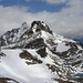 Blick vom Grenzeckkopf zu Fluchthorn (3398 m) und Krone (3188 m) mit dem kleinen Gletscherseelein unterhalb des Kronenjochs