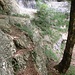 das Weglein, das hinter dem (heute spärlichen) Wasserfall durchführt