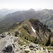 Ausblick vom Trogehorn-Gipfel zum weiteren Abstieg in Richtung Grünebergpass.