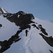 Die ersten Meter nach der Mischabelhütte führen auf dem Grat zum Gletscher.