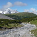 Bildmitte: Chavagl Grond aus dem Val da Stugl. Von Wolken verdeckt: Piz Ela, Tinzenhorn, Pit Mitgel
