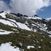 Unterhalb Mäschenfurgga: der erste Neuschnee. Mitte hinten: der von mir überkraxelte Grat zum Chrachenhorn, mit den beiden namenlosen Gipfeln 2866 und 2776.