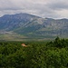 Bei der Anfahr hatten wir zwischen Kijevo und dem Ausgangsort Glavaš präsentierte sich die Dinara wunderschön. Der höchste kroatische Berg bildet einen mächstigen von Nordwest nach Südost verlaufenden Rücken welcher westseitig steil abfällt was auf dem Foto sehr gut zu sehen ist.