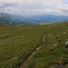 Blick zurück auf die Hochebene bei der Alp Podovi. Weite Grasflächen dominiren die Landschaft im mittleren Teil des Aufstieges zur Dinara. Am Horizont kann man den küstlichen Perućko jezero (361m) sehen.