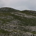 Wer mehr Zeit hat und von keinen Starkregen wie wir begossen wird, der kann bei der Dinara-Besteigung noch einen Abstecher zum Nachbargipfel Jančija Glava (1585m) machen. Den Berg erkennt man gut an seinem grossen Steinmann auf dem Gipfel.