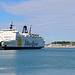 Eine grosse Fähre im Hafen von Split. Das Schiff verbindet die Hafenstadt mit Ancona in Italien.