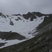 Blick zurück zum Chrachenhorn: links der auf dieser Seite umgangene Pkt 2866, rechts der Gipfel. Im rechten Teils des Schneefeldes bin ich runtergerutscht.