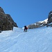 Ein weiterer Tourengänger in der etwas steileren Rinne - hier war dank hartem Schnee Frontzackeneinsatz gefragt