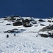 Wir querten unterhalb der Gipfelfelsen nach links auf den Grat