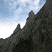 Steil ragt der Hundstein aus dem Talgrund auf. Wie uns der Senn auf der Fälenalp sagte, sind am Morgen 2 Alpinisten eingestiegen, um die ca. 8 Std. lange Route "Alpsteinmarathon" zu meistern. Unterhalb vom Hundstein der Rot Turm und am linken Bildrand die Nadlenspitz