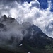 Wolken umschlingen die Bergspitzen