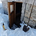 Geschafft: Nach halbstündiger Arbeit ist der Eingang zur Biwakhütte unter dem Futschölpass freigeschaufelt