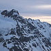 Augstenberg mit seinem beeindruckenden Hängegletscher über dem Pass Futschöl, hinten das berühmteste Gipfelpaar der Westlichen Silvretta, Gross Litzner-Gross Seehorn