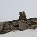 <b>Raggiungo l’omino di pietre a 2709 m dopo 2:30 di cammino. Poco più in là la muraglia rocciosa precipita sulla Val Calanca formando una bastionata impressionante. </b>