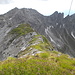 am Gipfel: Der Abstieg zum Fernsteinsee führt etwas luftig über den Grat
