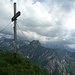 Am Gipfelkreuz des Schochen (2100 m) ist's grad eher ungemütlich.