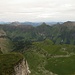 Das Ziel einer nächsten Glarner-Tour: Zindlenspitz 2097m, Rossalpelispitz 2075m, Brünnelistock 2133m. In der Bildmitte ca. die Rautihütten, welche sich als gelenkschonende Abstiegsvariante vom Rautispitz und Wiggis anbieten.