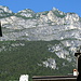 Über den Dächern von Riva das Rocchette Massiv und die Cima S.A.T. auf welche eine der längsten Klettersteige in der Gegend hinaufführt,  700 Hm von 1200 HM als Ferratta ausgebaut