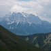 Das Wettersteingebirge samt Zugspitze hält einen großen Teil der Wolken auf