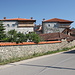 In Junik - Im Ort sind einige der für diese Region typischen Kullas (albanische Wohn- und Wehrtürme) zu finden. Besondere Bekanntheit besitzt beispielsweise die Oda e Junikut (rechts). Foto vom 09.06.2014.