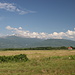 Bei Junik - Ausblick über einen Teil der Ebene bei Junik (aka Juničko Polje) zur Gjeravica und den südwestlich (links) gelegenen Bergen von Junik (aka Junička Planina). Foto vom 09.06.2014.