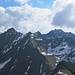 Nebenan hat für die Hochgrubbachspitze (2808 m) die Sommersaison noch nicht begonnen; rechts hinten der Graunock (2827 m).