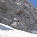 Der Bergsteiger ist noch halbwegs sicher über das Schneefeld gekommen...