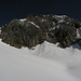 Der Gipfel der Watzespitze ist sichtbar geworden.
Am linken Bildrand die mehr als 40° steile Rinne, über die die Watzescharte erreicht wird.