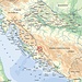 Karte von Kroatien die mit einem roten Kreis die Lage der Dinara markiert. Die 1831m hohe Dinara, auch Sinjal genannt, ist der höchste Berge des Balkanlandes. Von allen neuen Staaten die aus dem Zerfall Jugoslawiens entstaden hat Kroatien den niedrigsten Landeshöhepunkt.