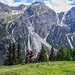 Mountain Biking vor riesiger Bergkulisse