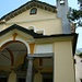 Das Kirchlein Madonna dello Scopello auf hohem Felskopf nahe Cuzzago.