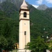 Der Kirchturm von Cuzzago vor der imposanten Bergkulisse mit Pizzo Voggia (1898 m) und Pizzo del Lesino (1990 m). Die Uhr funktioniert nicht, das Läutwerk hingegen schon!