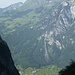 Tiefblick ins Tal und prominenter Berg vis-à-vis: Fronalpstock
