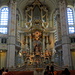 Der Hochaltar der Frauenkiche<br />Die Kirche ist eine Rundkirche, sie hat ein Fassungsvermögen von ca. 600 Personen unten und auf den 4 Emporen nochmals ca. 1200 Personen.